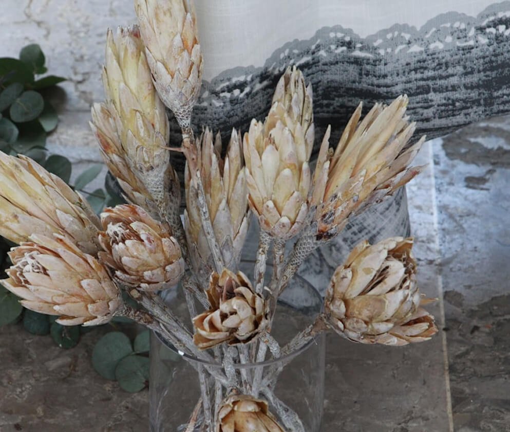 10 Creative Ways to Style Your Vases This Spring