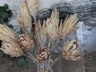 10 Creative Ways to Style Your Vases This Spring